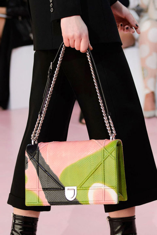 Thiết kế trang nhã với hai tông màu hồng và xanh lá mạ của thương hiệu Dior. Mọi cô gái chắc hẳn đều muốn sở hữu một chiếc túi sang trọng như thế này.